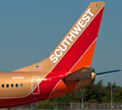 un avión antiguo con los colores de Southwest