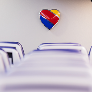 Imagen del logo del Corazón de Southwest en el interior de un avión