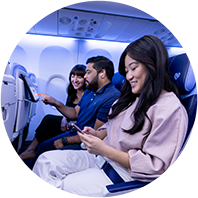 clientes utilizando wifi a bordo de un avión